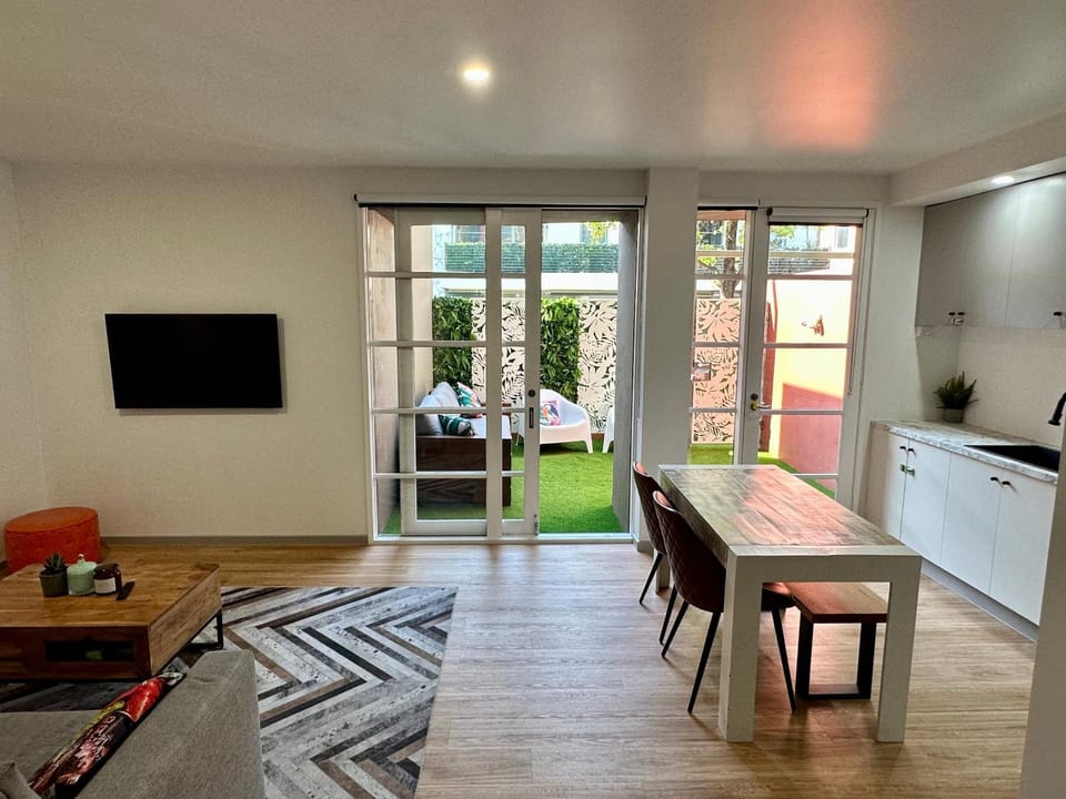 Prahran Apt courtyard -CBD 5km Apartment in Melbourne