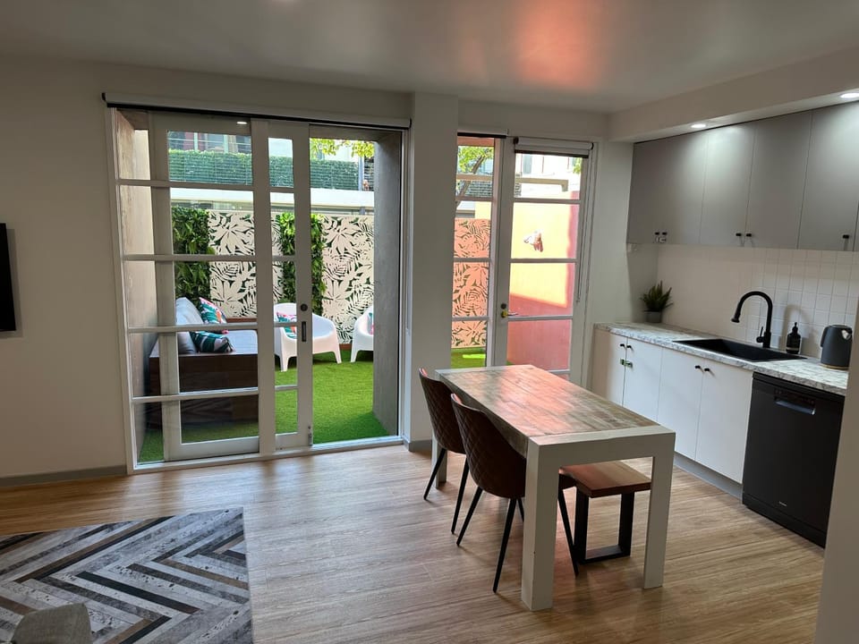 Prahran Apt courtyard -CBD 5km Apartment in Melbourne