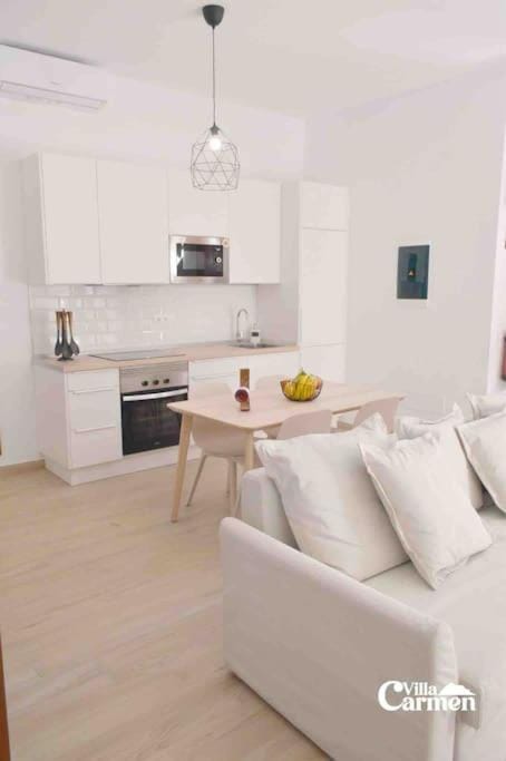 Kitchen or kitchenette, Dining area