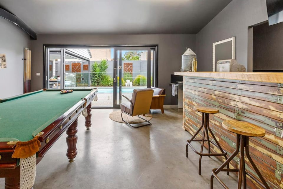 Billiard, Game Room