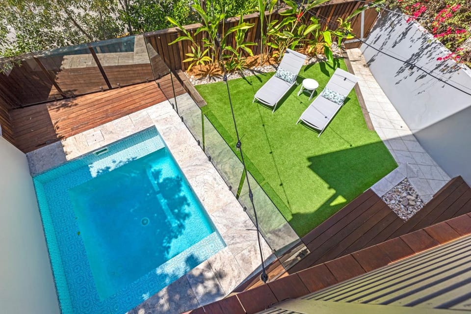 Swimming pool, sunbed