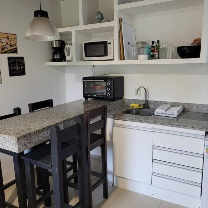 Kitchen or kitchenette, Dining area, minibar, pet friendly