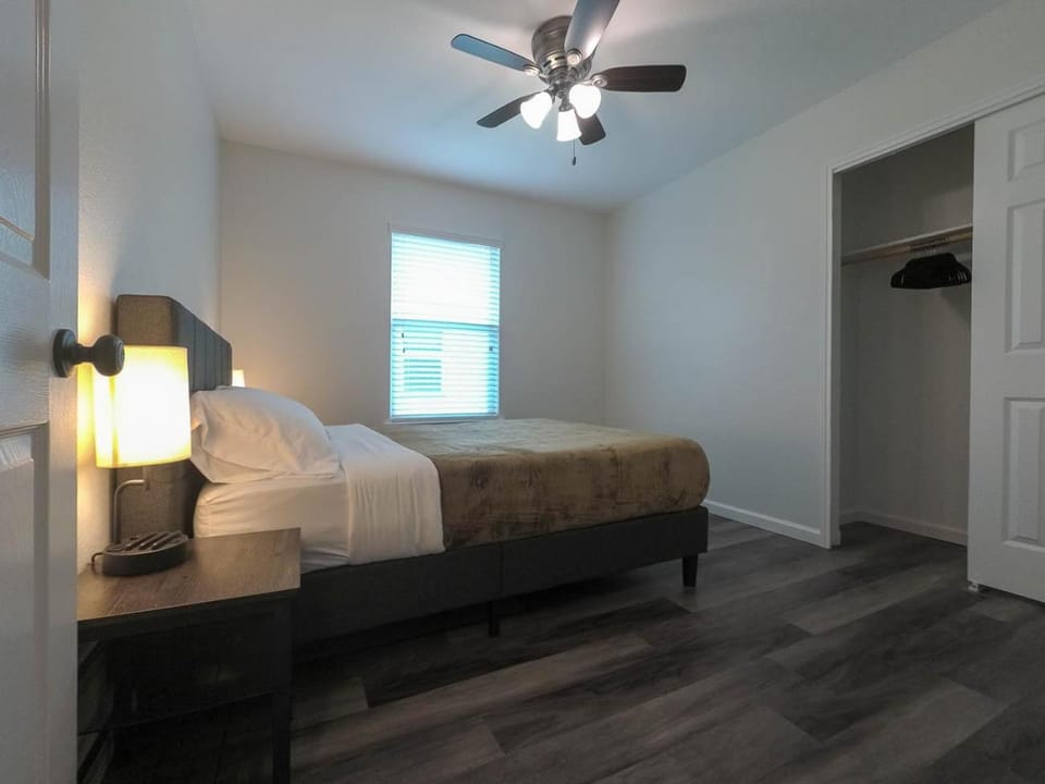 Bed, Photo of the whole room, Bedroom, fireplace