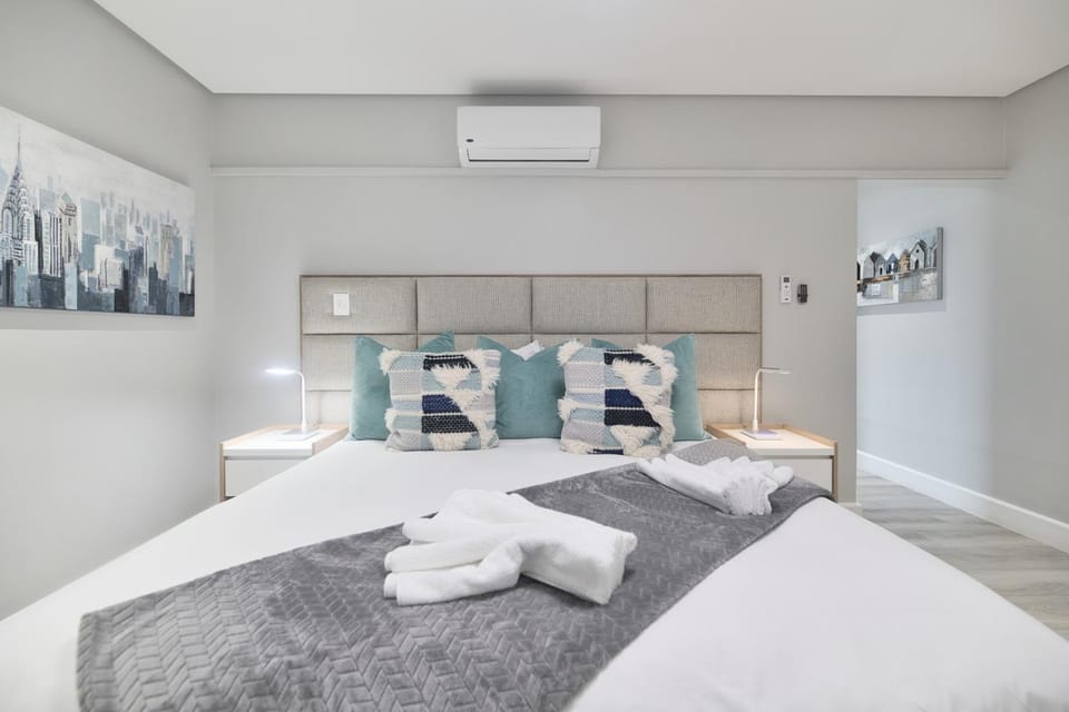 Bed, towels, air conditioner