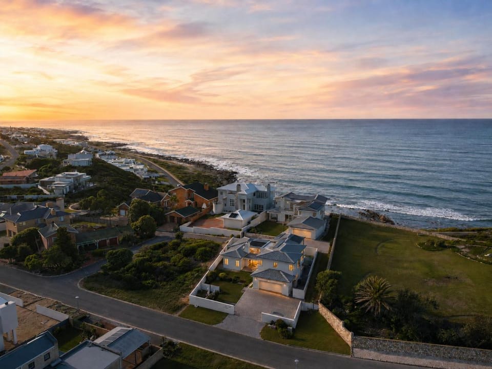 Property building, Neighbourhood, Natural landscape, Sea view, Sunrise
