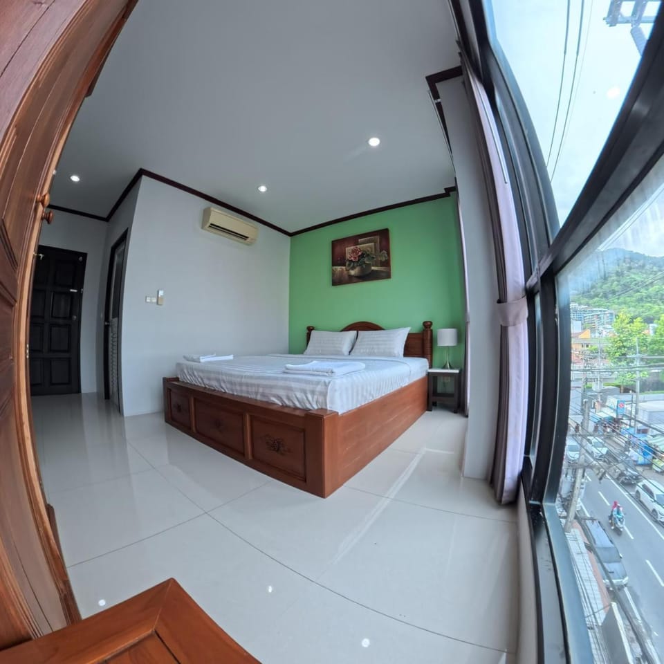 Bed, Photo of the whole room, towels, air conditioner
