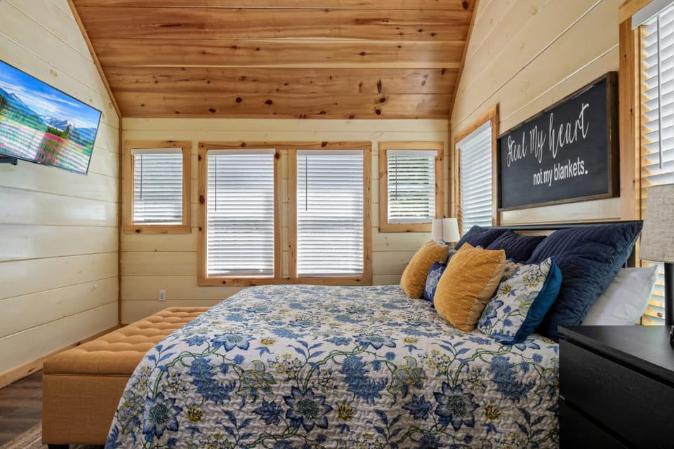 Bed, TV and multimedia, Photo of the whole room, Bedroom