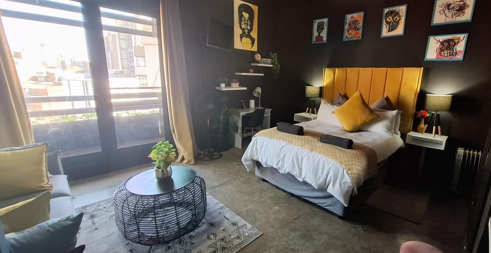 TV and multimedia, View (from property/room), Living room, Photo of the whole room, Decorative detail, Seating area, Bedroom, City view