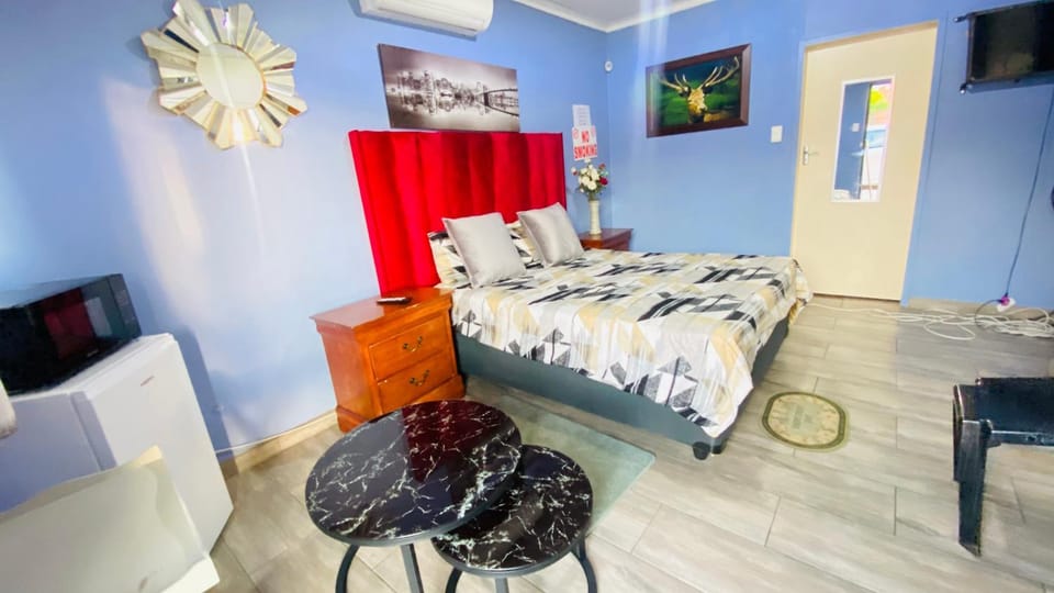 Property building, Communal lounge/ TV room, Bed, TV and multimedia, Photo of the whole room, Evening entertainment, Bedroom, Guests, Bath, Parking, minibar