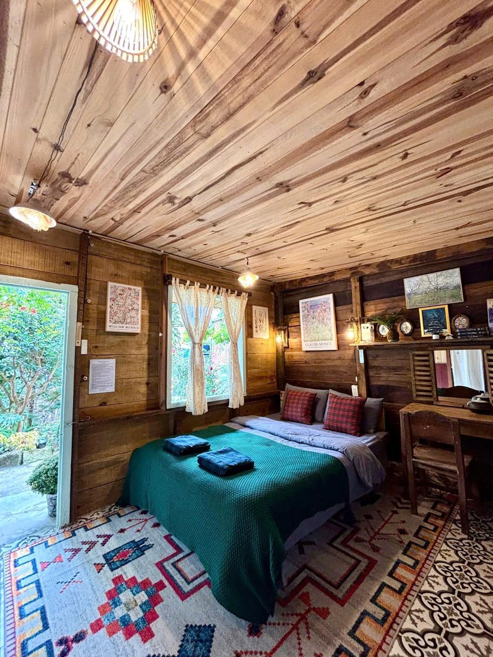Bed, Living room, Photo of the whole room, Seating area