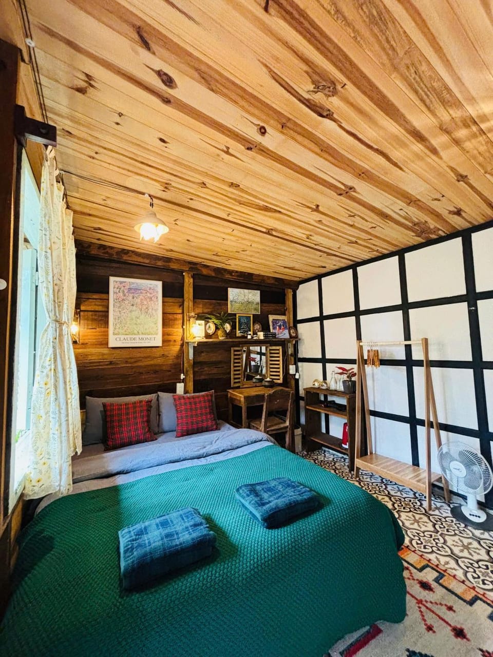 Bed, Living room, Photo of the whole room, Seating area, Dining area, Bedroom