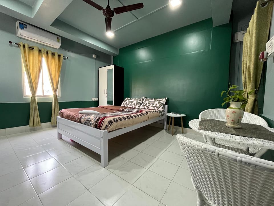 Bed, Photo of the whole room, Bedroom, fireplace, air conditioner