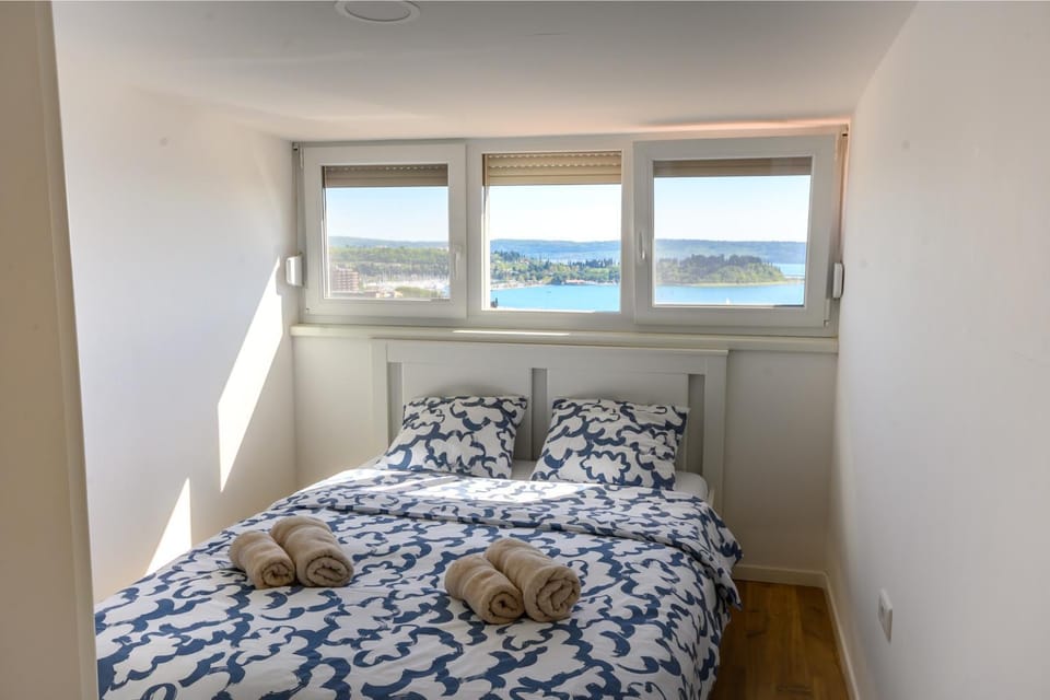 Bed, Photo of the whole room, Bedroom, towels