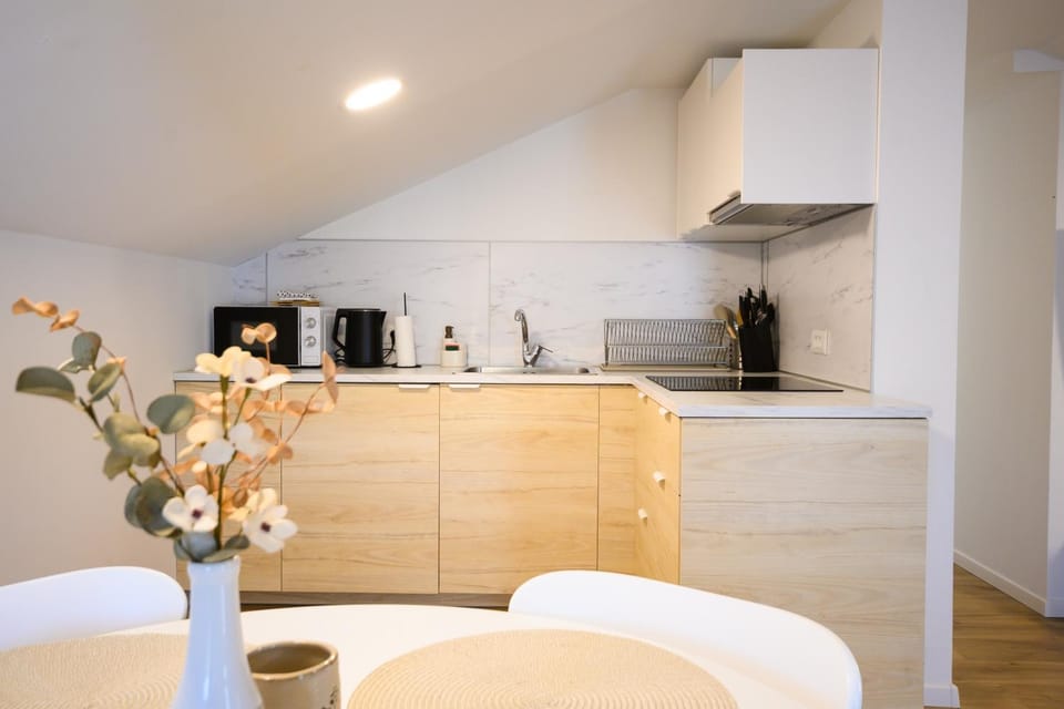 Kitchen or kitchenette, Dining area, stove