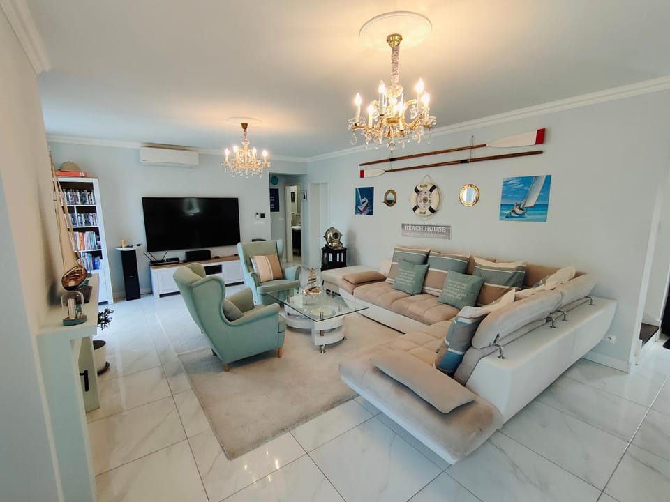 TV and multimedia, Living room, Evening entertainment