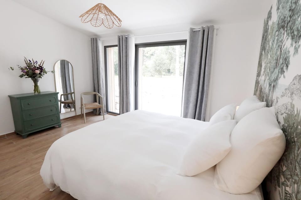 Shower, Toilet, Patio, Bathroom, Bedroom, cot, babysiter, towels