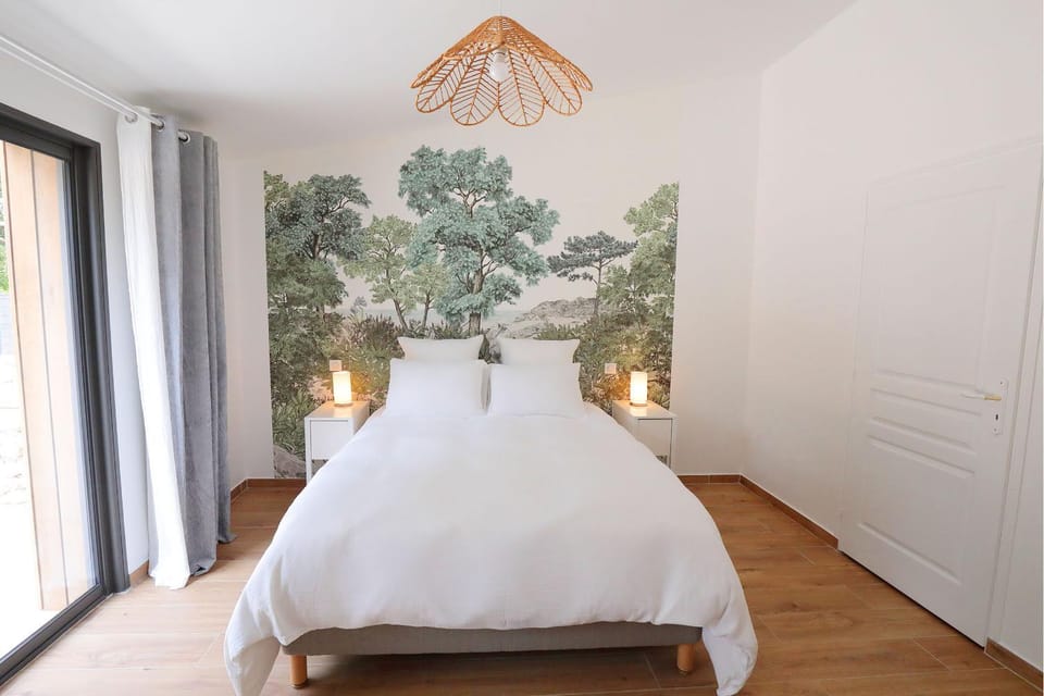 Shower, Toilet, Patio, Bathroom, Bedroom, cot, babysiter, towels