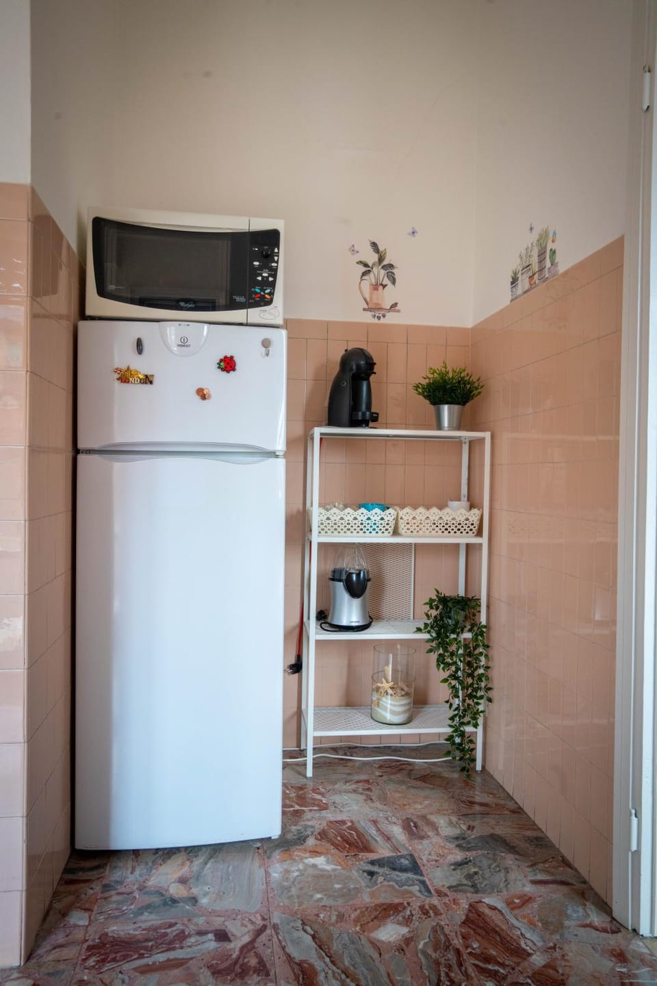 Kitchen or kitchenette, minibar, oven