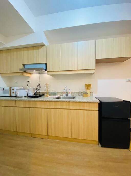 Kitchen or kitchenette, minibar