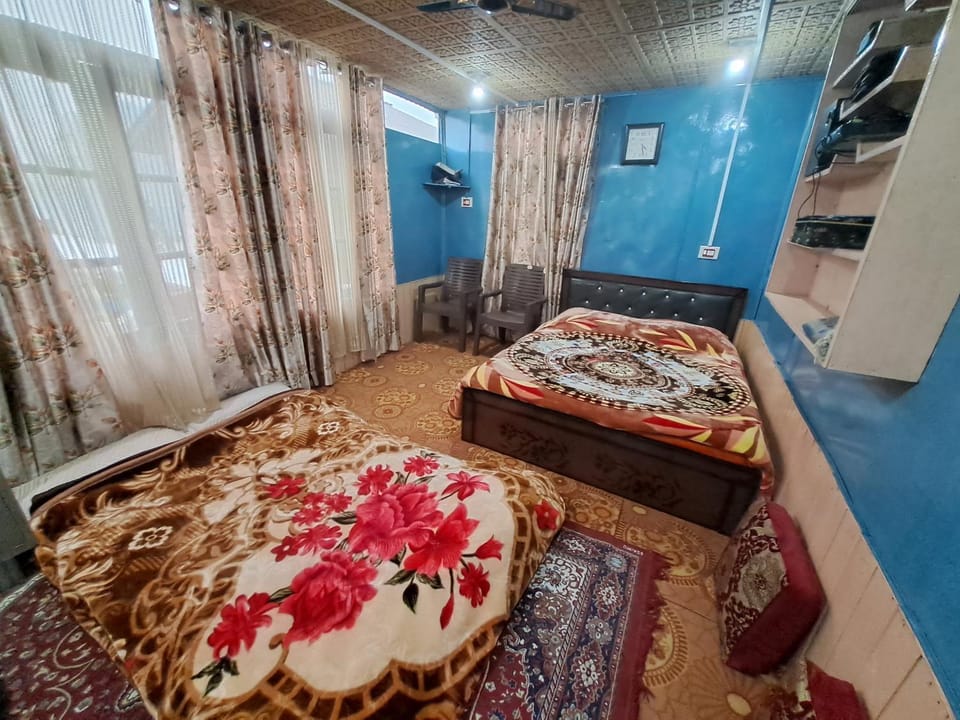 Bed, Living room, Photo of the whole room, Bedroom