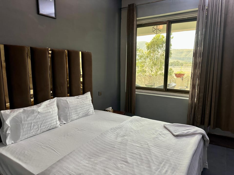 Bed, Bedroom, Lake view