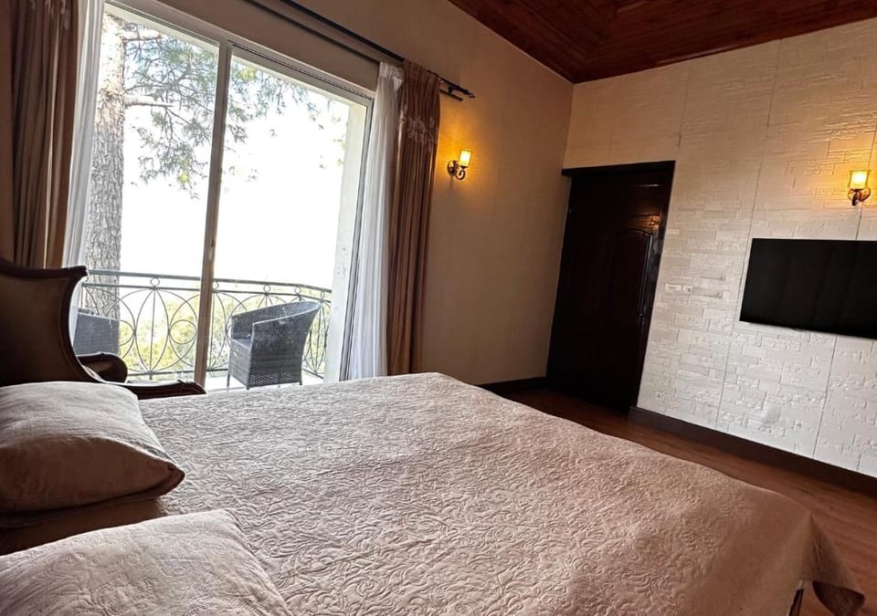 Bed, TV and multimedia, Bedroom