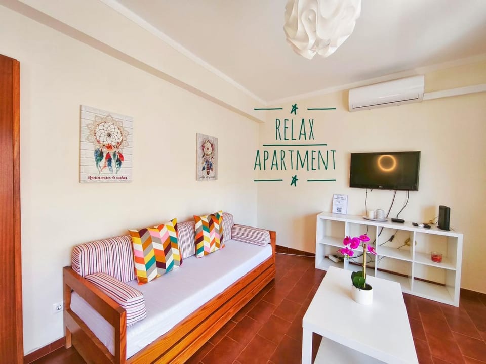 Communal lounge/ TV room, TV and multimedia, Living room, Seating area, Dining area, Evening entertainment, air conditioner
