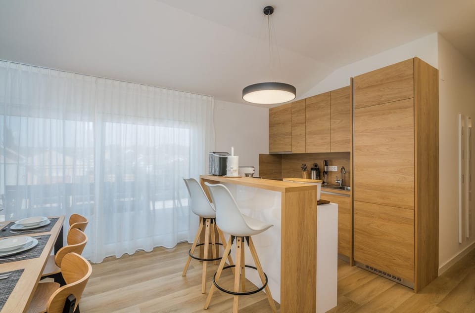 Kitchen or kitchenette, Dining area