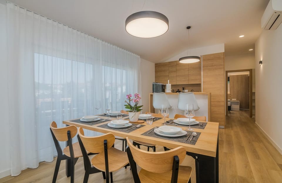 Kitchen or kitchenette, Dining area, air conditioner