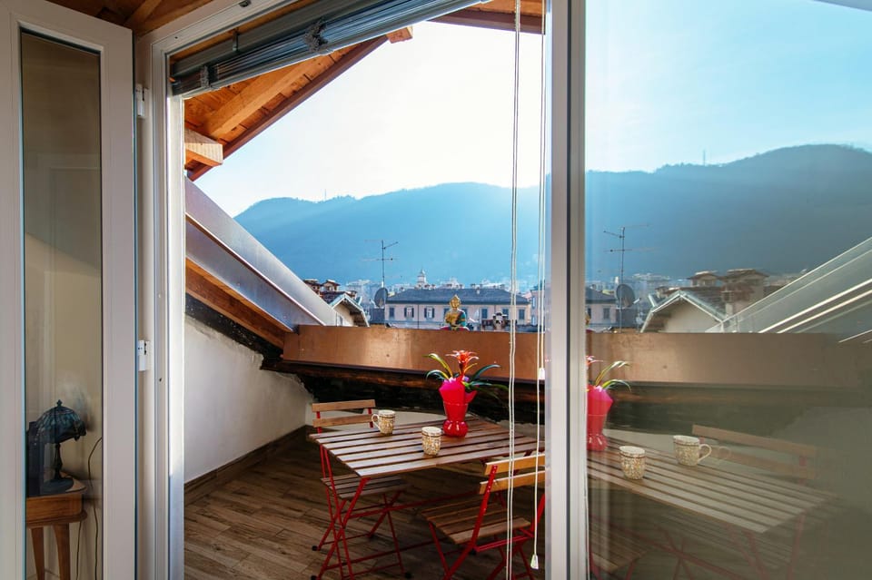 Balcony/Terrace, Mountain view