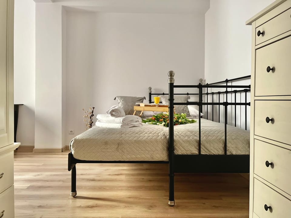 Photo of the whole room, Bedroom