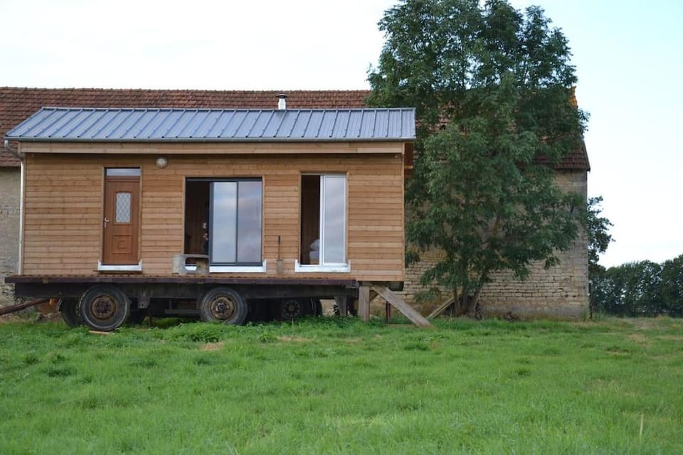 Maison en bois dans un pré House in Bourgogne-Franche-Comté
