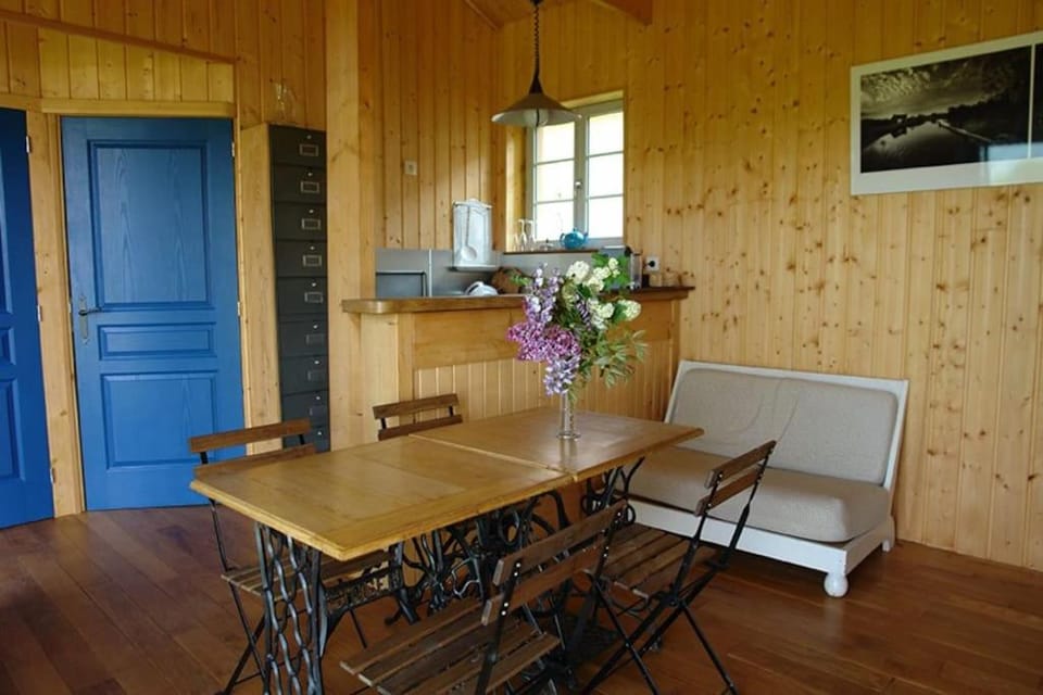 Maison en bois dans un pré House in Bourgogne-Franche-Comté