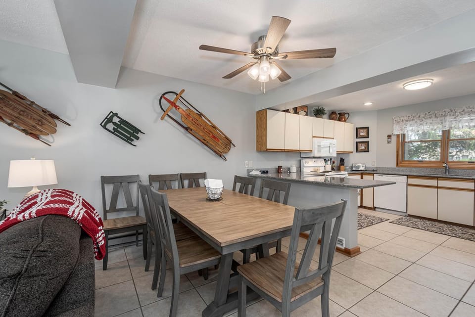 Kitchen or kitchenette, Dining area, kitchen