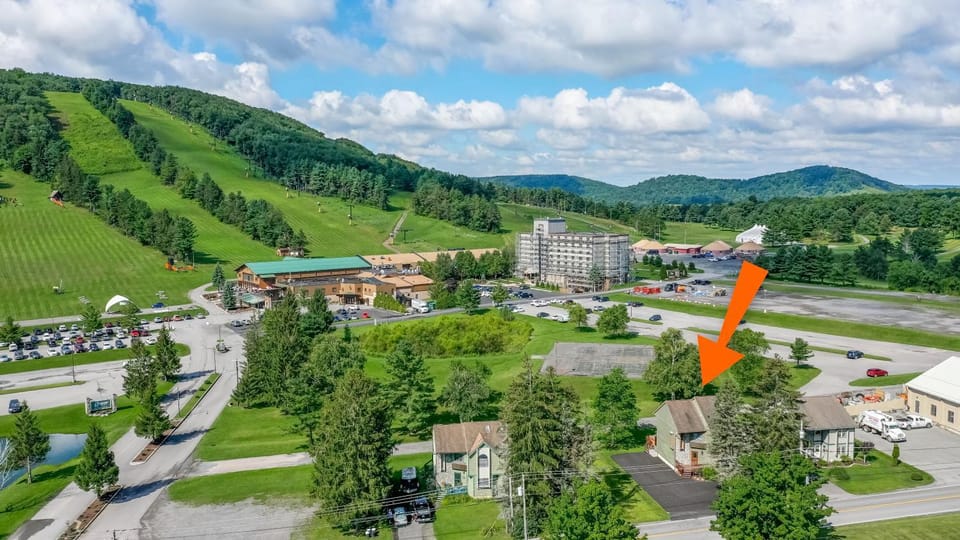Property building, Natural landscape, Bird's eye view, Skiing, Mountain view, Parking