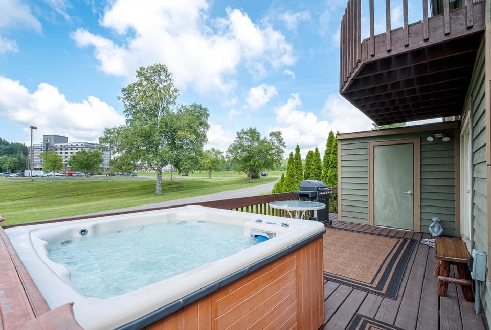Property building, Natural landscape, BBQ facilities, Hot Tub, Balcony/Terrace