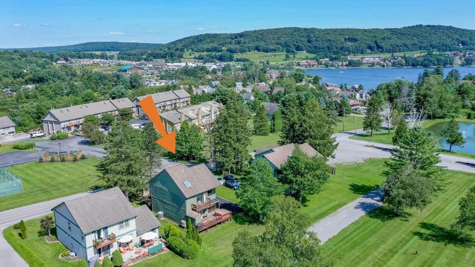 Property building, Neighbourhood, Natural landscape, Bird's eye view, Lake view, Mountain view