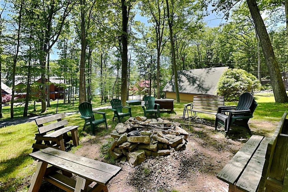 Patio, Natural landscape, Garden, Hot Tub, Seating area, Garden view, fireplace