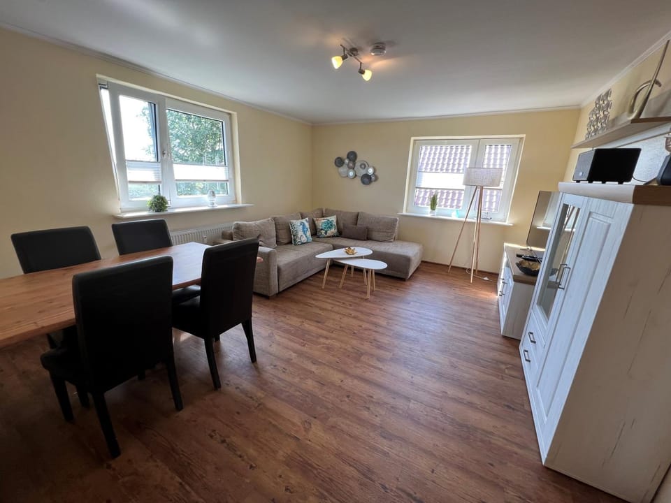 TV and multimedia, Living room, Seating area, Dining area
