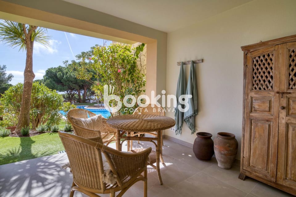 Property building, Garden, Balcony/Terrace, Swimming pool, towels
