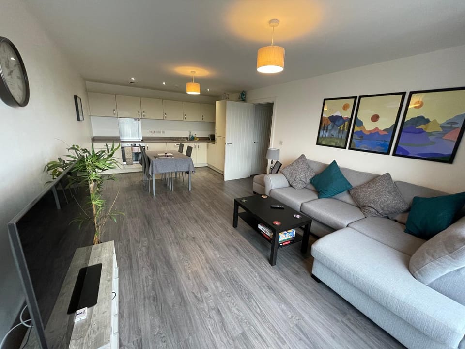Balcony Marina Apartment With City Skyline Views - Free Secure Parking Apartment in Manchester