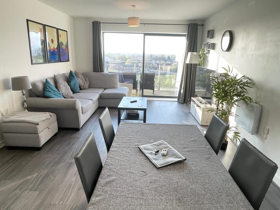 Balcony Marina Apartment With City Skyline Views - Free Secure Parking Apartment in Manchester