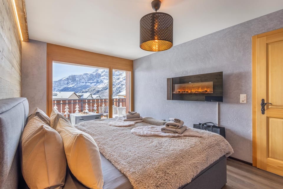 View (from property/room), Bedroom, flat iron, microwave