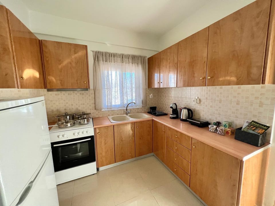 Coffee/tea facilities, Kitchen or kitchenette, stove