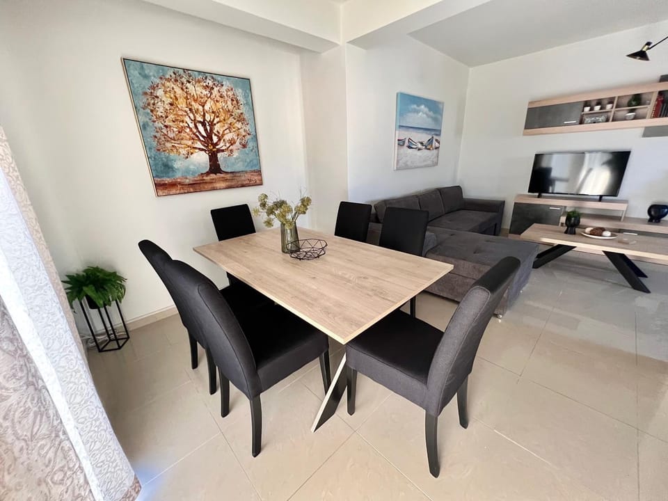 Living room, Seating area, Dining area, hair dresser