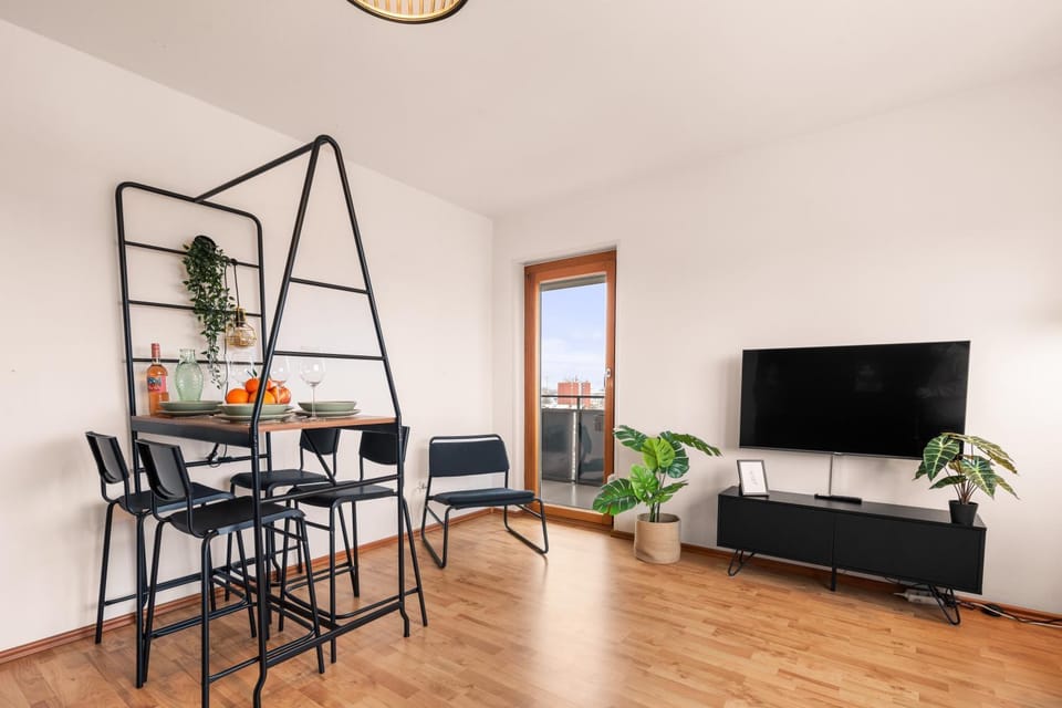 TV and multimedia, Living room, Seating area, Dining area