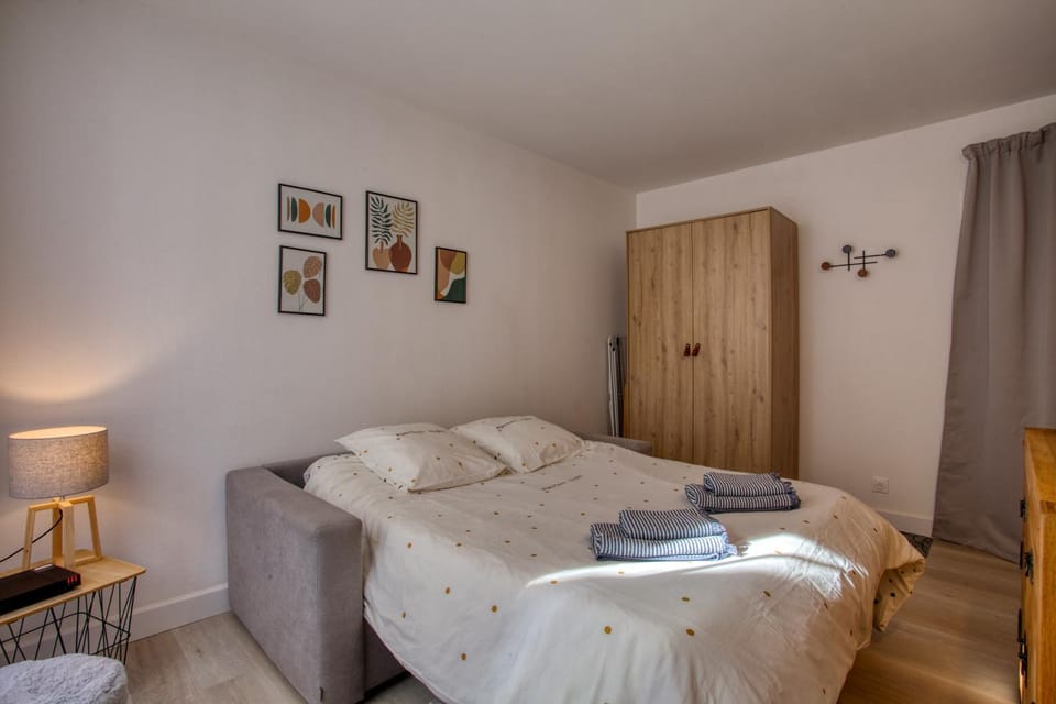Bed, Living room