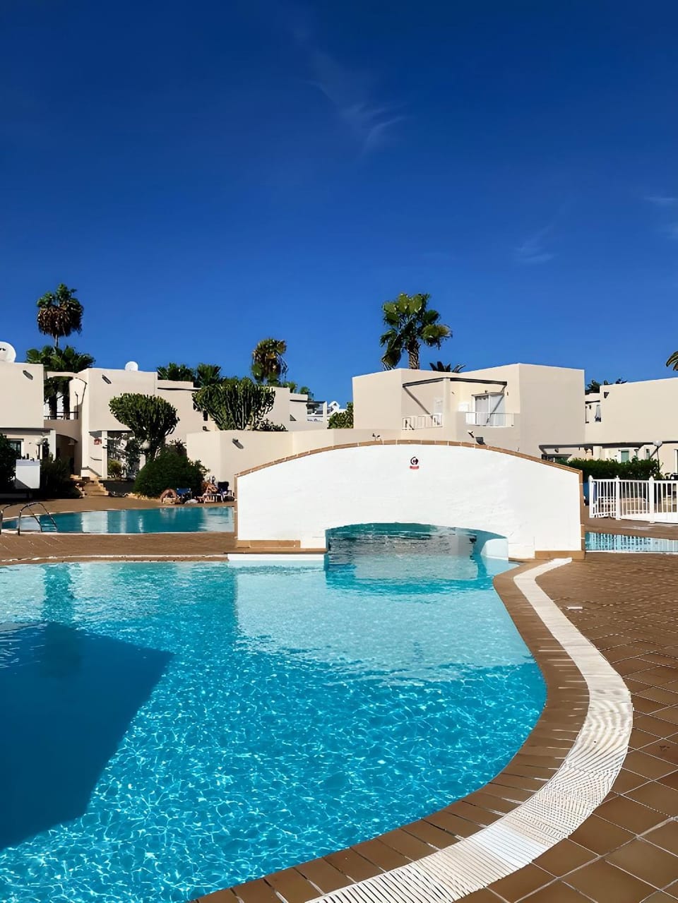 Swimming pool, sunbed