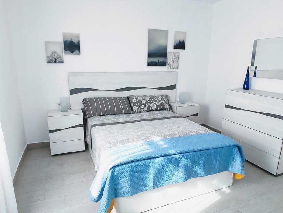 Bed, Photo of the whole room, Bedroom, Inner courtyard view, furniture, safe, towels, wardrobe