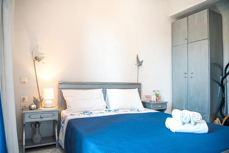 Bedroom, towels, wardrobe